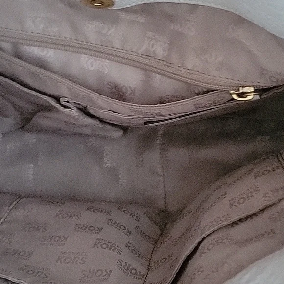 Michael Kors Elegant White Leather Hobo Bag - Picture 4 of 9